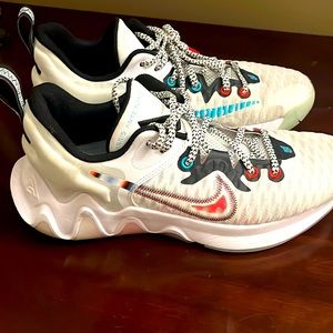 Nike mens basketball shoe